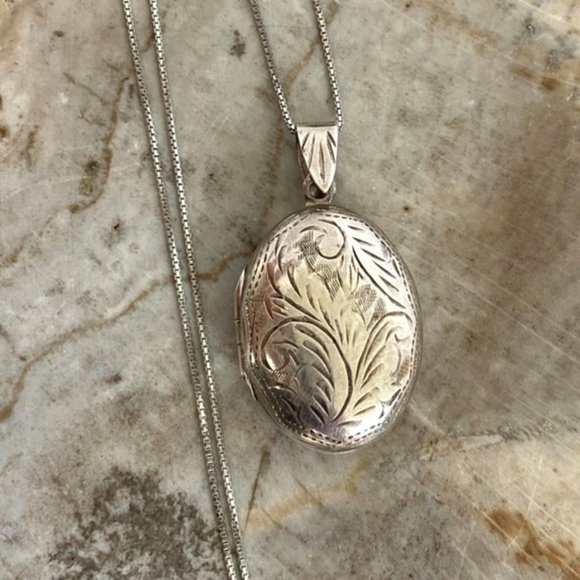 Jewelry - VTG Sterling Silver 925 Oval Etched Photo Locket Pendant Necklace 18" Box Chain